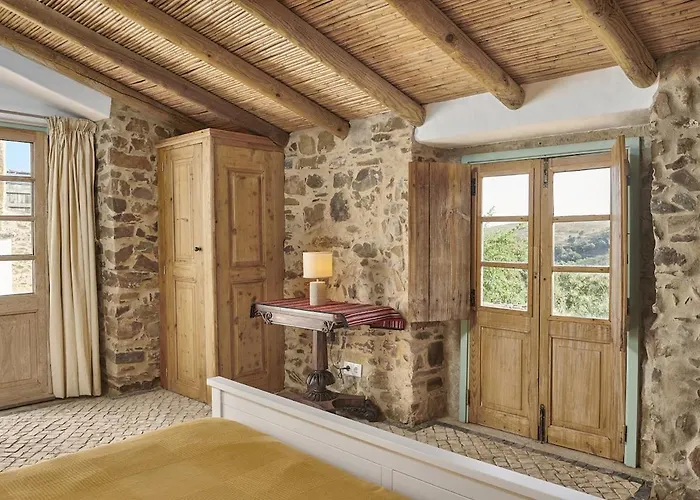 Andorinha House, Callebanda Barracol *