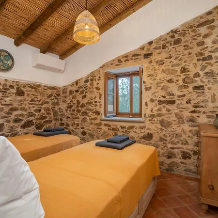 Andorinha House, Callebanda Barracol *