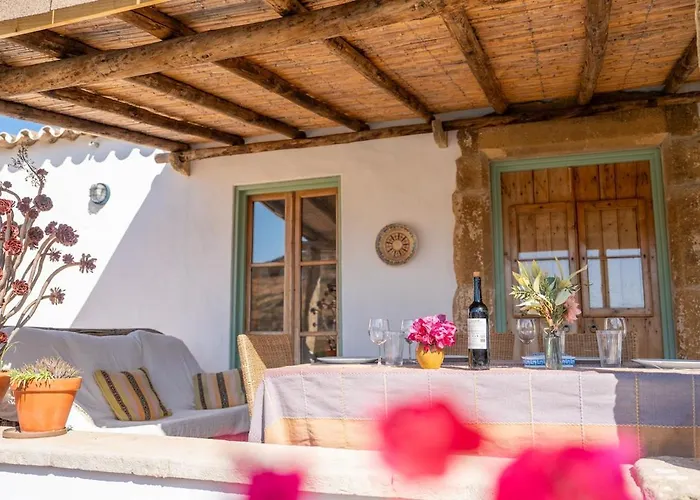 Andorinha House, Callebanda Barracol بيت للعطل