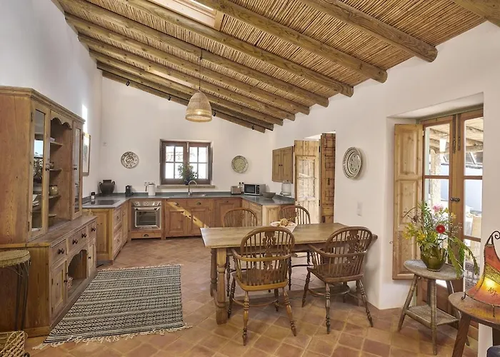 Andorinha House, Callebanda Barracol * تافيرا