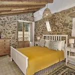 Andorinha House, Callebanda Barracol *